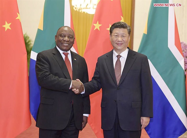 Chủ tịch Trung Quốc Tập Cận Bình (phải) chào đón Tổng thống Nam Phi Cyril Ramaphosa thăm Bắc Kinh và tham dự Diễn đàn Hợp tác Trung - Phi.Ảnh: Tân Hoa xã