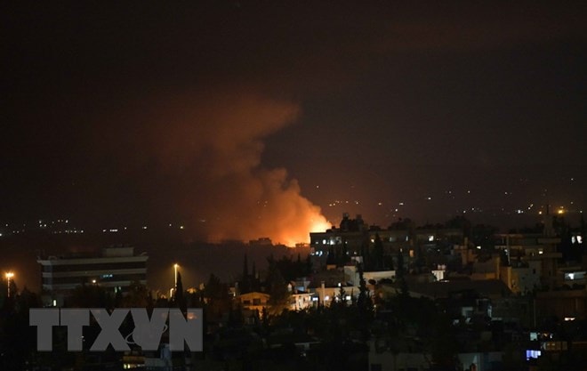 Khói lửa bốc lên từ căn cứ không quân Mazzeh, phía Tây thủ đô Damascus, Syria ngày 2/9. (Ảnh: THX/TTXVN)