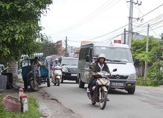 Trên QL40B, đoạn ngoài đô thị qua Phú Ninh chật hẹp, tiềm ẩn nguy cơ mất an toàn. Ảnh: C.TÚ