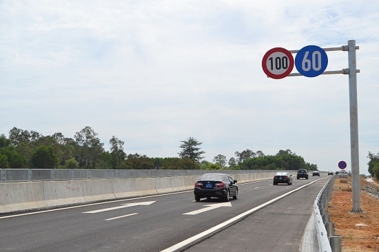 The expressway takes just one hour from Da Nang to Quang Ngai