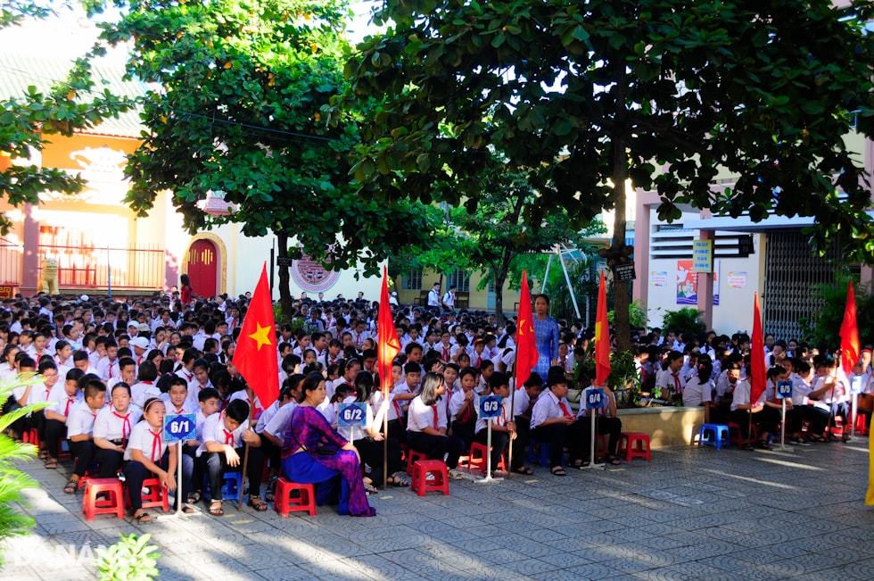 Những em học sinh lớp 6, đây là lần đầu tiên các em được tham dự một lễ khai giảng ở trường THCS nên không tránh khỏi bỡ ngỡ. Ảnh: BAN MAI
