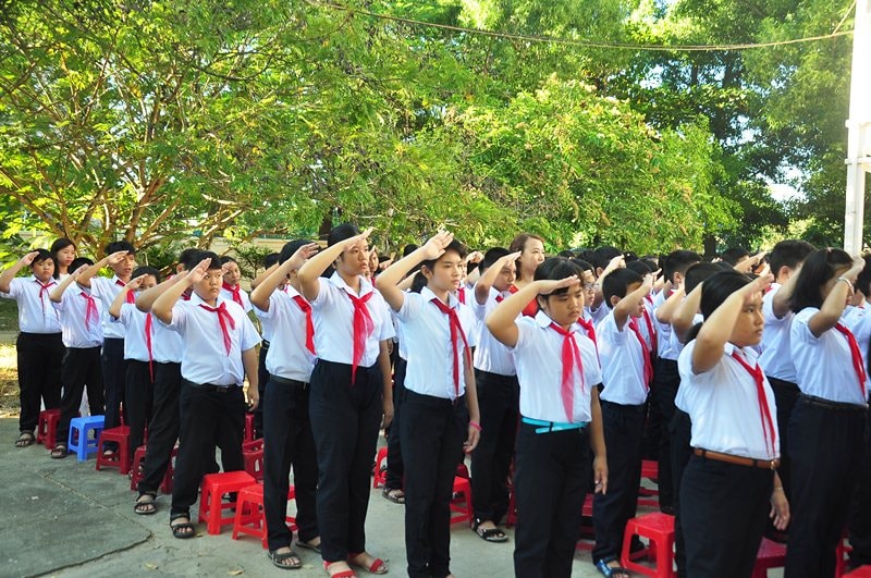 Các em học sinh lớp sinh lớp 6 chào cờ nhân lễ khai giảng tại trường học mới. Ảnh: VINH ANH