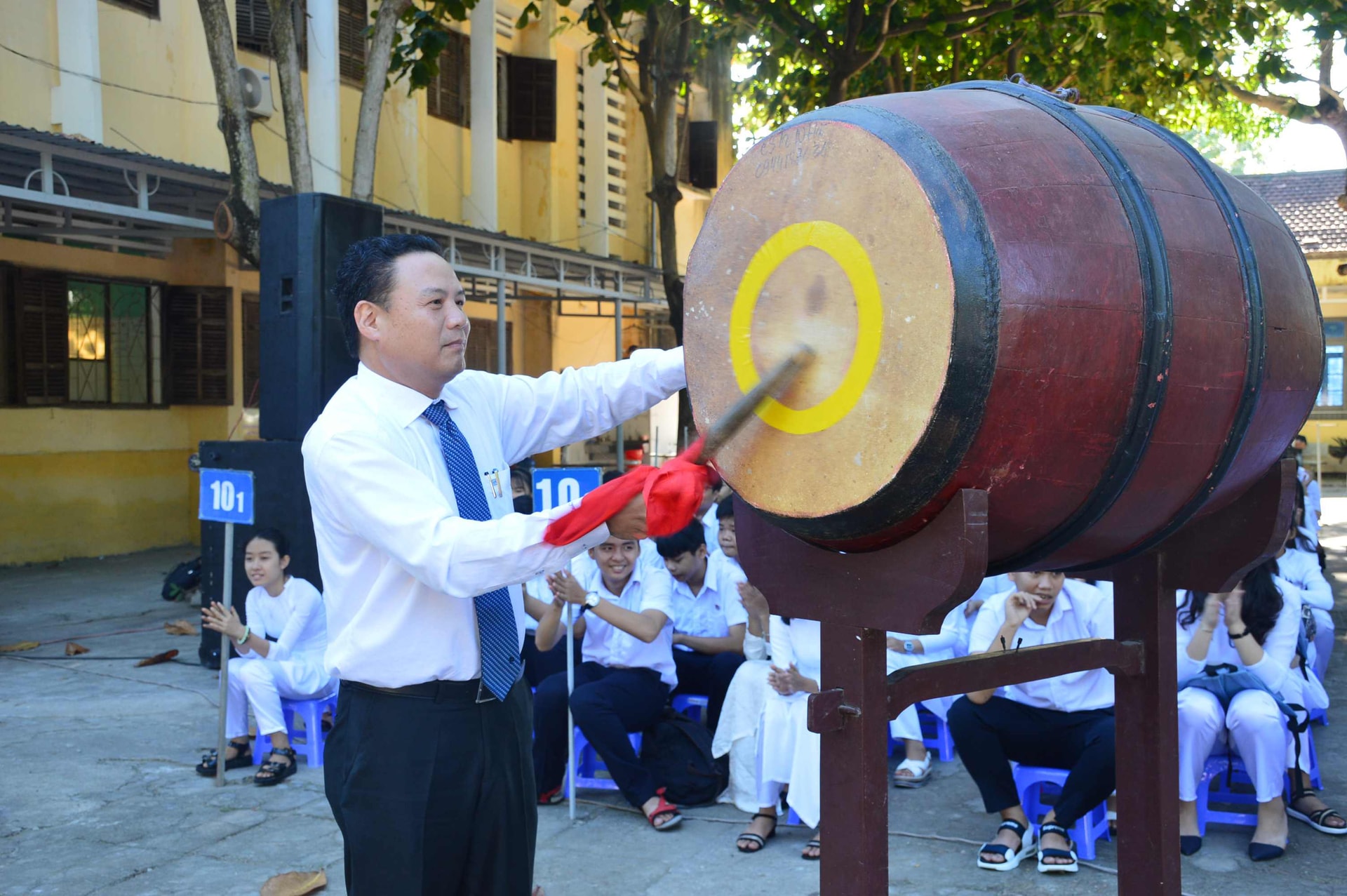 Phó Chủ tịch UBND tỉnh Lê Văn Thanh đánh hồi trống chào mừng năm học mới. Ảnh: Q.T