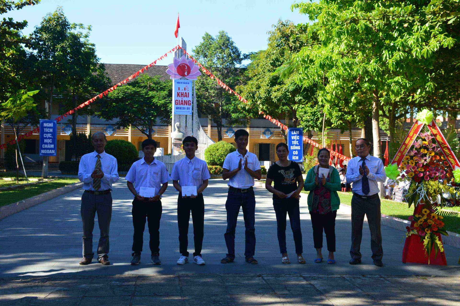 Trao thưởng cho học sinh có điểm thi đại học xuất sắc năm học 2017-2018. Ảnh: Q.T