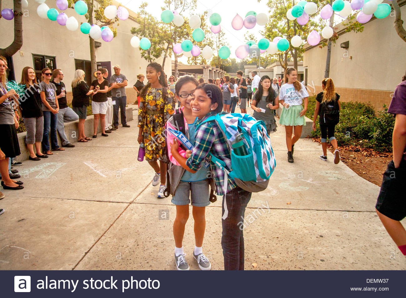 Khác với nhiều nước, Mỹ không tổ chức khai giảng. Nhưng thay vào đó, học sinh Mỹ trong ngày đầu đến trường được hướng dẫn tham gia các hoạt động ngoại khóa, giao lưu và làm quen với thầy cô, bạn bè mới. Do vậy, không khí ngày đầu tiên của năm học mới cũng không kém phần rộn ràng. Ảnh: Alamy