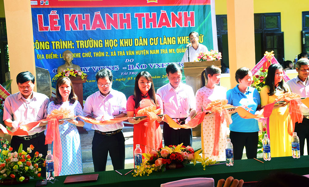  Cắt băng khánh thành Trường học khu dân cư Làng Khe Chữ. Ảnh: THANH THẮNG