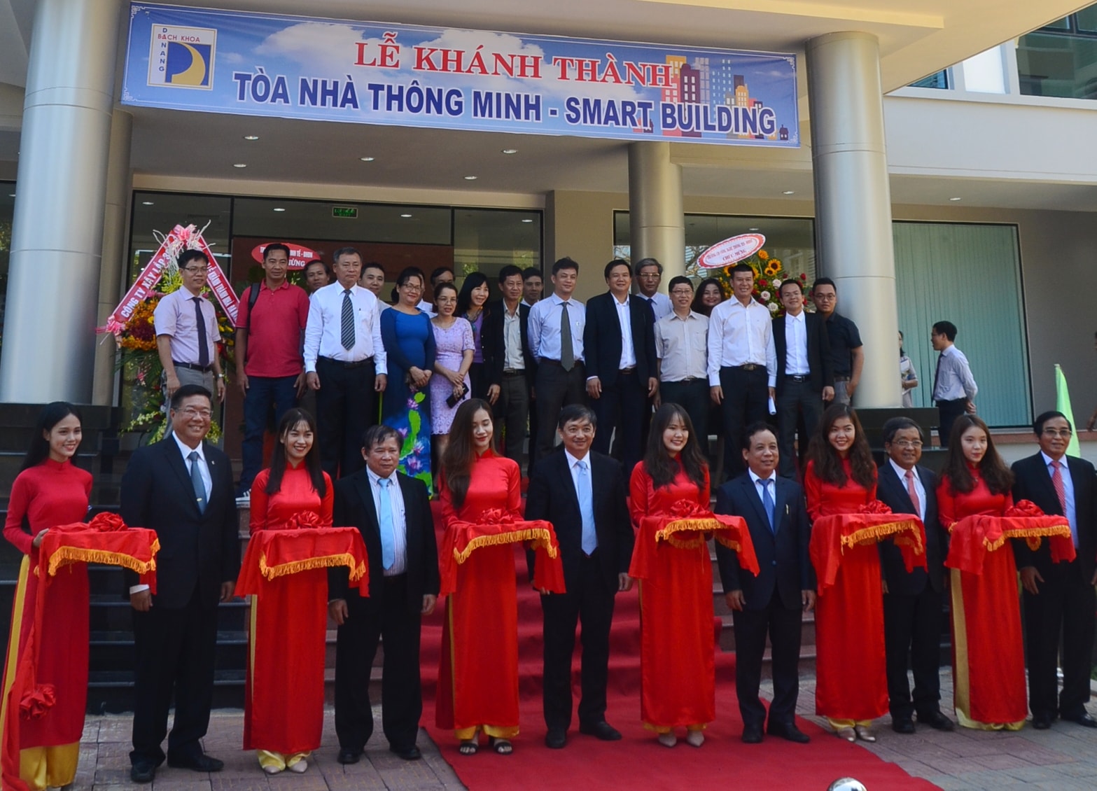Các đại biểu cắt băng khánh thành. Ảnh: Q.L