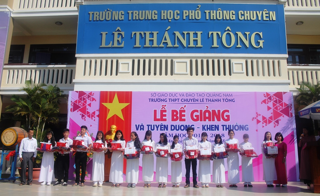 Dù chỉ mới thành lập được 6 năm, nhưng Trường THPT chuyên Lê Thánh Tông đã chắp cánh cho rất nhiều học sinh giỏi.
