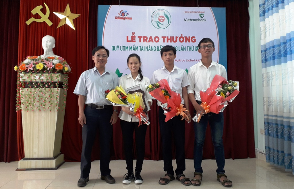 Ba trong năm học sinh Trường THPT chuyên Lê Thánh Tông có mặt tại buổi trao giải Quỹ ươm mầm tài năng đất Quảng năm 2018.