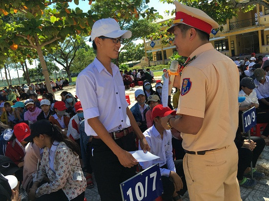 Hỏi đáp các tình huống khi tham gia giao thông. Ảnh: CT