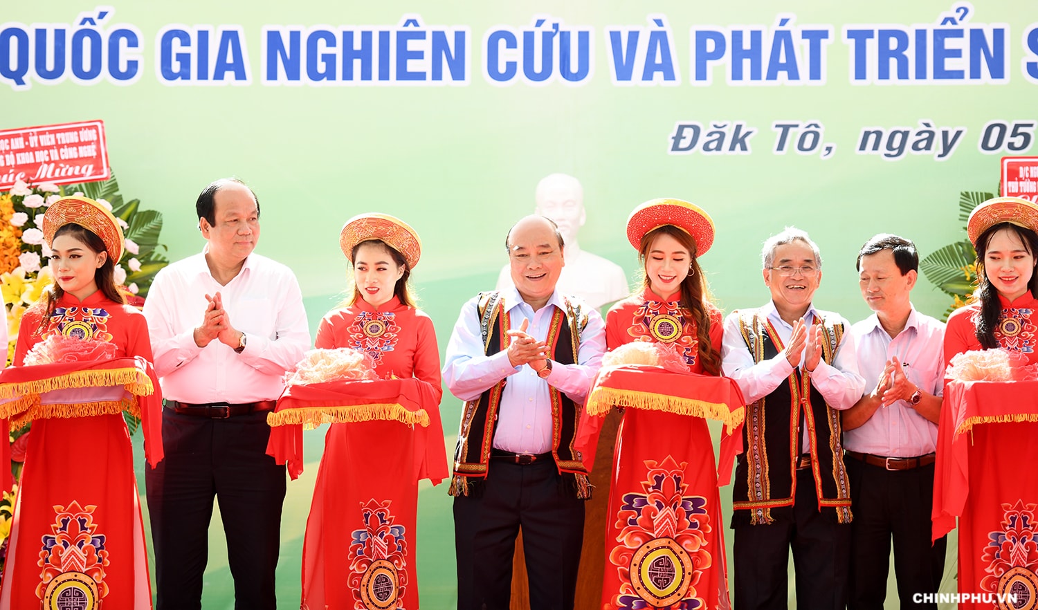 Thủ tướng cắt băng khánh thành Trung tâm Quốc gia nghiên cứu và phát triển sâm Ngọc Linh. Ảnh: VGP/Quang Hiếu