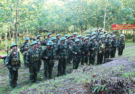 Lực lượng vũ trang huyện Tây Giang tham gia diễn tập “Tác chiến phòng thủ cấp huyện”. Ảnh: ĐÌNH HIỆP