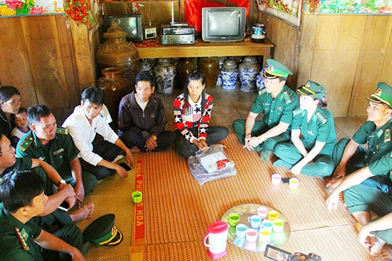 Cán bộ, chiến sĩ biên phòng đến thăm, trao quà động viên hộ tham gia tổ bảo vệ an ninh biên giới tại xã Chơ Chun. Ảnh: A.N