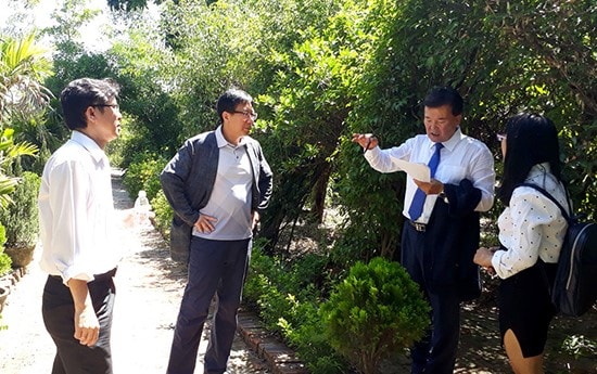 South Korean experts make a field trip in Tam Thang commune, Tam Ky city.