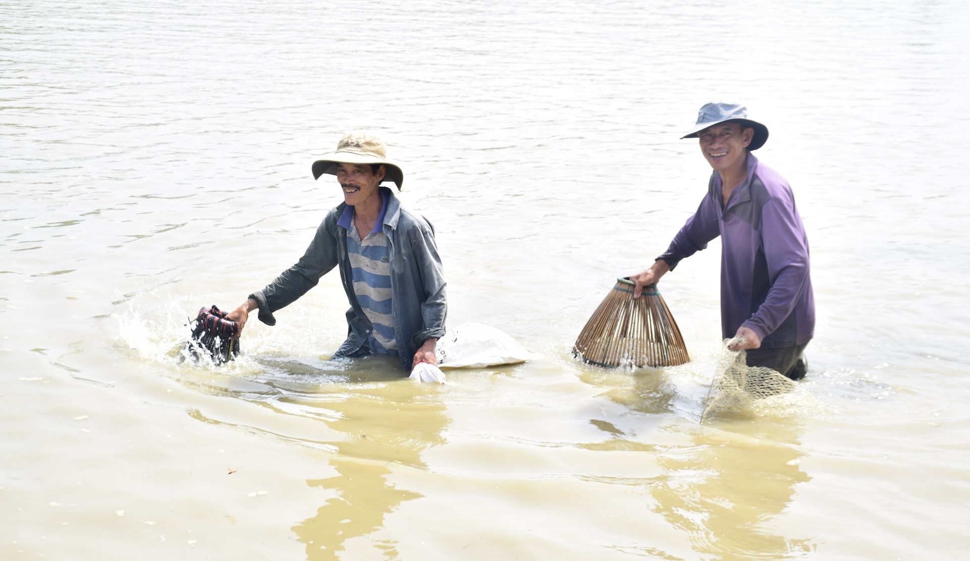 Dùng nơm bắt cá. Ảnh: HOÀI AN