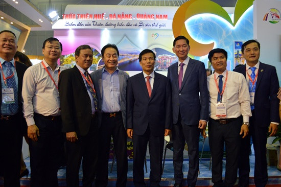 Vietnamese Minister of Culture, Sports and Tourism Nguyen Ngoc Thien (4th from right) at the Quang Nam-Da Nang-Thua Thien Hue stand