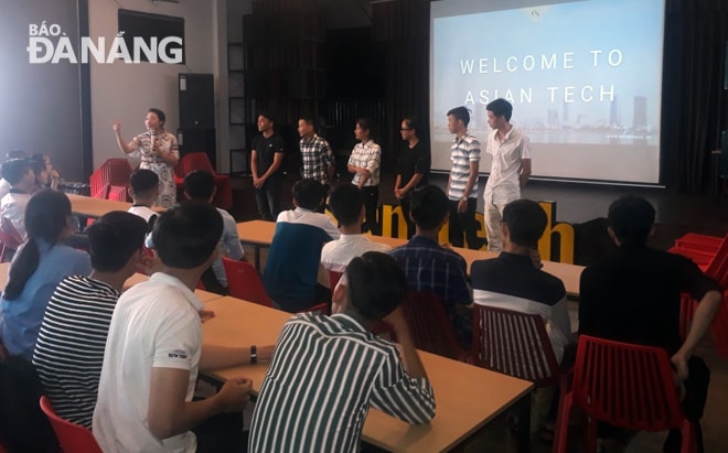 Sinh viên khoa Công nghệ thông tin, Trường ĐH Bách khoa (ĐH Đà Nẵng) tham quan thực tiễn tại Công ty AsianTech trong chương trình hợp tác đào tạo giữa nhà trường và doanh nghiệp. Ảnh: H.T