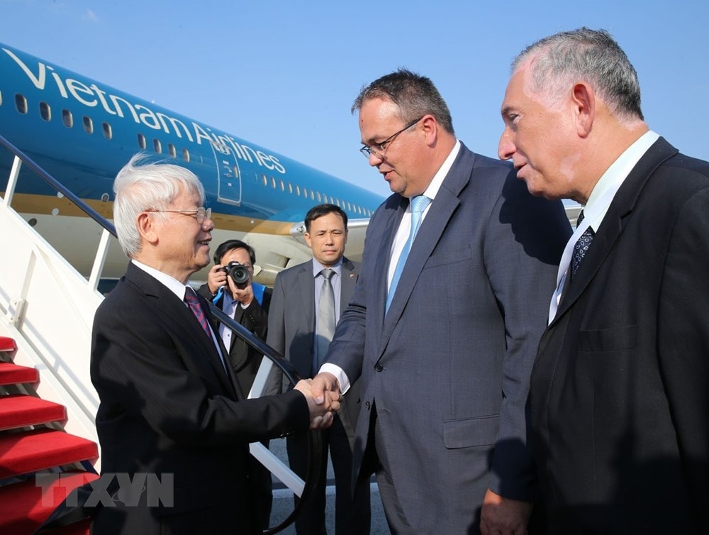 Quốc vụ khanh Bộ Ngoại giao Hungary, Chủ tịch Phân ban hợp tác Hungary-Việt Nam Balogh Csaba, cùng các quan chức Hungary đón Tổng Bí thư Nguyễn Phú Trọng. (Ảnh: Trí Dũng/TTXVN)
