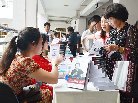 Những tư liệu về tác giả Lưu Quang Vũ được bạn đọc quan tâm bên lề hội thảo. Ảnh: Q.TUẤN