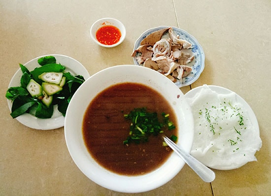 Cháo lòng bánh hỏi quán Vy.