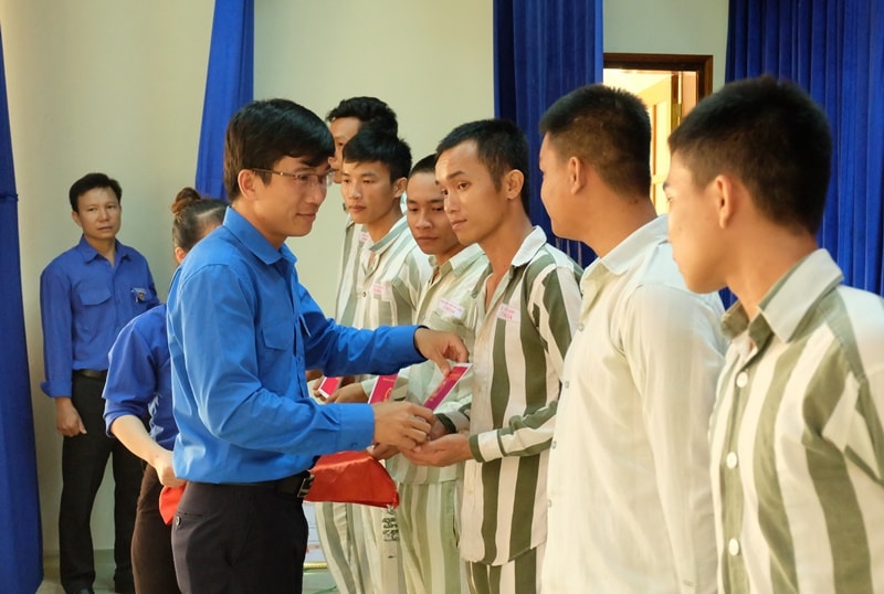 Cấp chứng chỉ nghề cho 100 phạm nhân tại Trại giam An Điềm. Ảnh: M.L