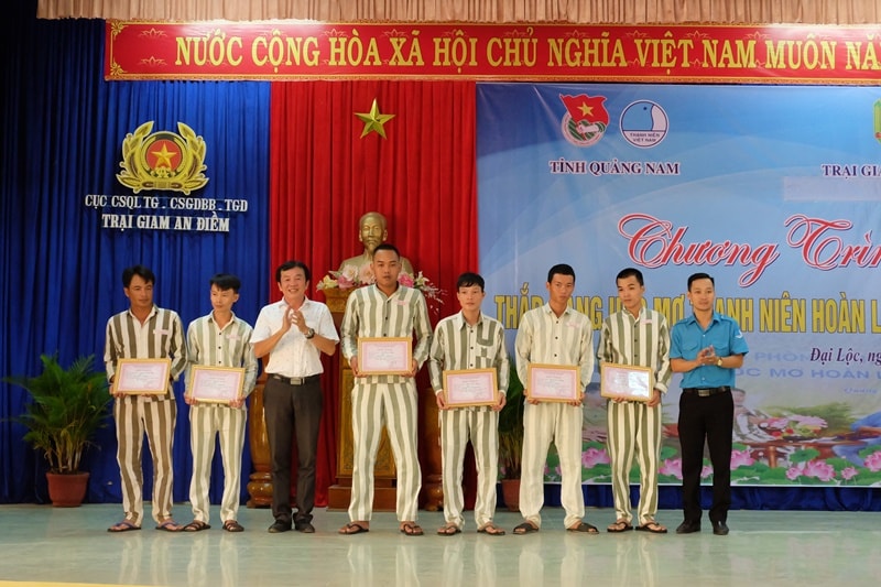 Khen thưởng cho các phạm nhân có thành tích học tập tốt. Ảnh: M.L