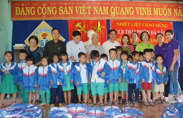 Tặng áo ấm cho tất cả học sinh Trường tiểu học Nguyễn Viết Xuân.