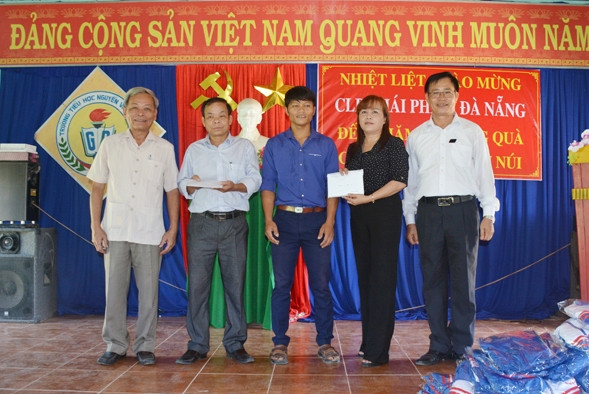 Trao tiền hỗ trợ cho giáo viên và học sinh Trường tiểu học Nguyễn Viết Xuân.