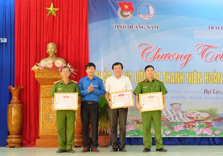 Tỉnh đoàn tặng bằng khen các cá nhân có thành tích tốt trong công tác phối hợp giáo dục phạm nhân. Ảnh: M.L