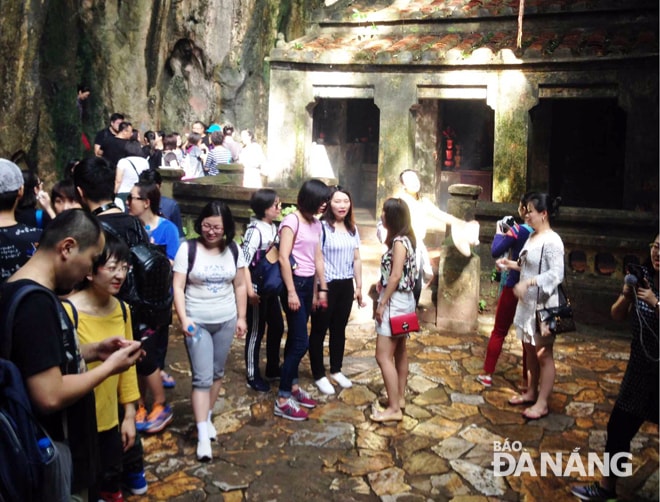 Quản lý chặt chẽ hoạt động lữ hành và hướng dẫn viên, từng bước nâng cao chất lượng dịch vụ du lịch. Trong ảnh: Du khách tham quan động Huyền Không, Ngũ Hành Sơn.