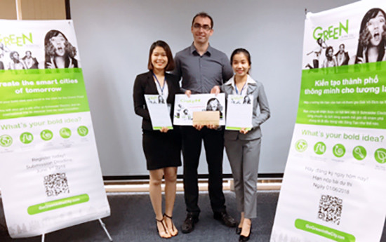 Đội SV Trường Đại học Duy Tân nhận giải Vô địch quốc gia Cuộc thi Go Green in the City 2018 gồm Nguyễn Thị Thanh (bên trái) và Đoàn Thị Thu Hà (bên phải).