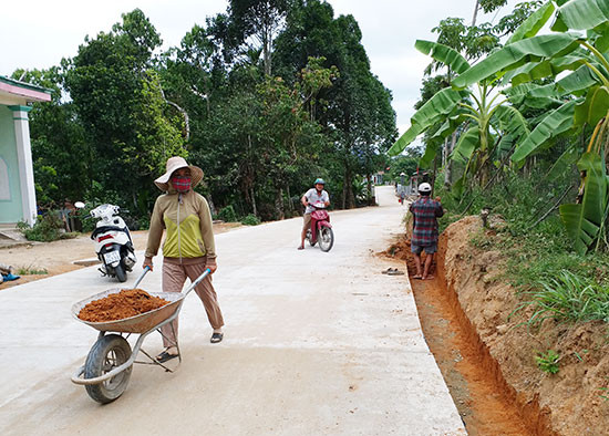 Con đường ĐH6 tại thôn Trung Yên thông thoáng giúp người dân đi lại thuận lợi. Ảnh: T.THU