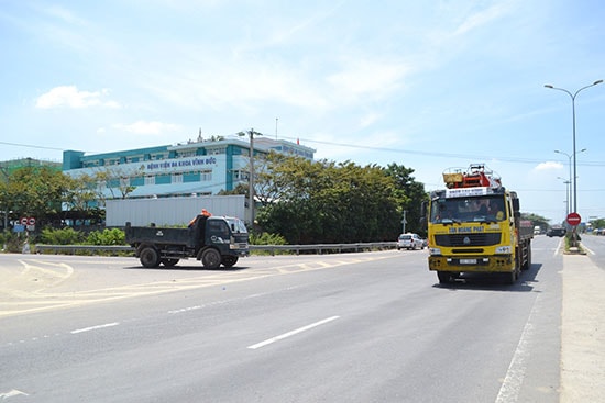 Nút giao giữa QL1 với tuyến ĐH8.ĐB chưa được lắp đặt đèn tín hiệu điều tiết giao thông. Ảnh: C.T