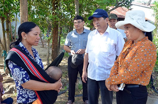 Đoàn giám sát HĐND tỉnh thu thập ý kiến từ người dân tái định cư ở Phước Hòa (Phước Sơn).