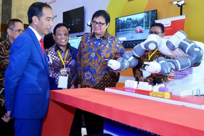 Tổng thống Indonesia (trái) trong buổi lễ phát động “Making Indonesia 4.0”. Ảnh: theinsiderstories