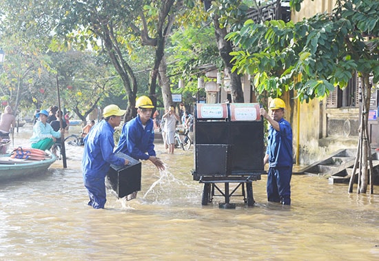 Công tác vệ sinh môi trường vẫn được đảm bảo trong mưa lũ tại TP.Hội An. Ảnh: Q.TUẤN