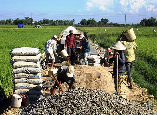 Cán bộ và hội viên nông dân tham gia xây dựng hạ tầng nông thôn. Ảnh: N.P