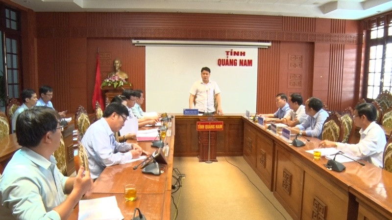 Phó Chủ tịch UBND tỉnh Trần Văn Tân chủ trì buổi làm việc. Ảnh: M.L