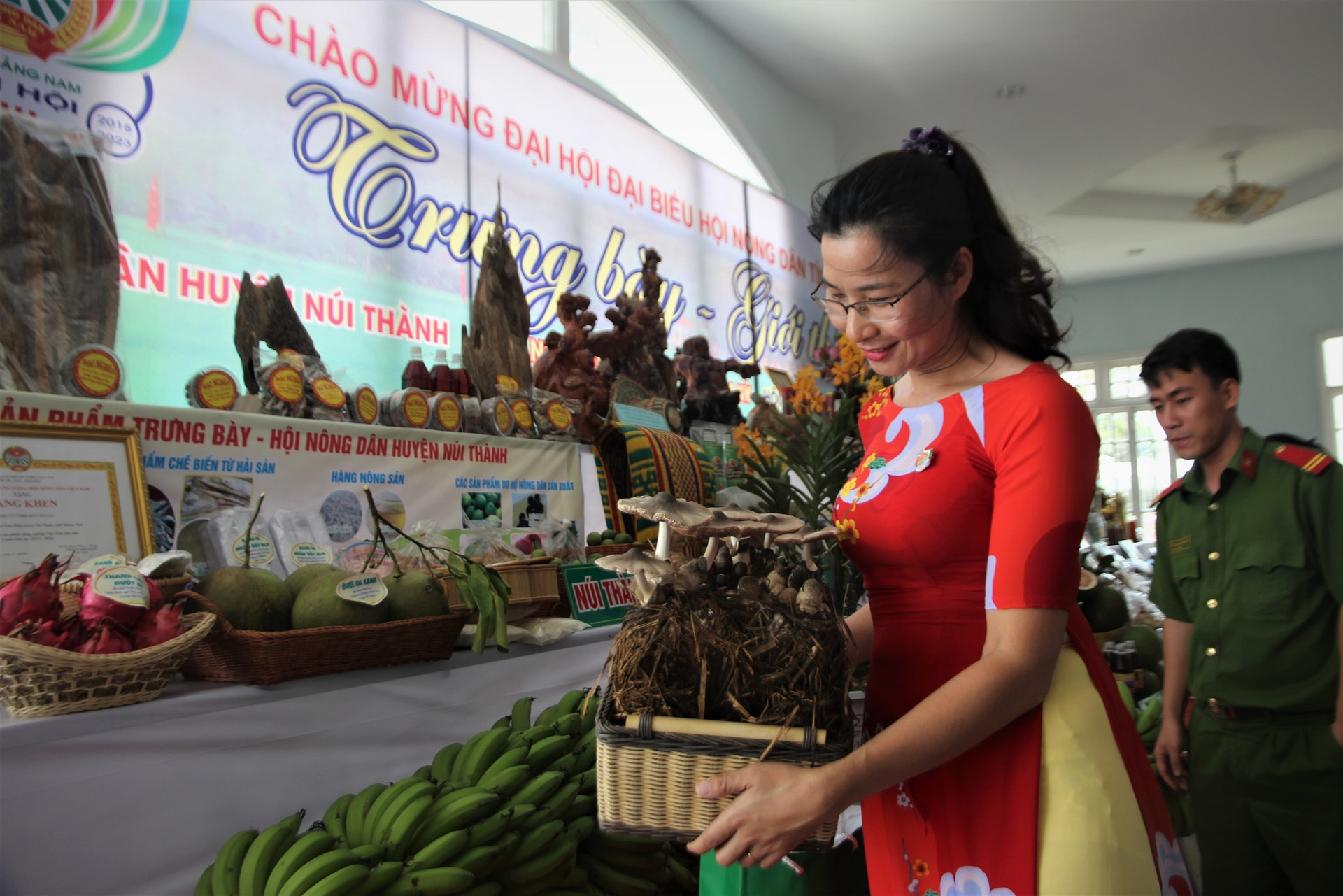 Một đại biểu giới thiệu sản phẩm nấm ở huyện Núi Thành