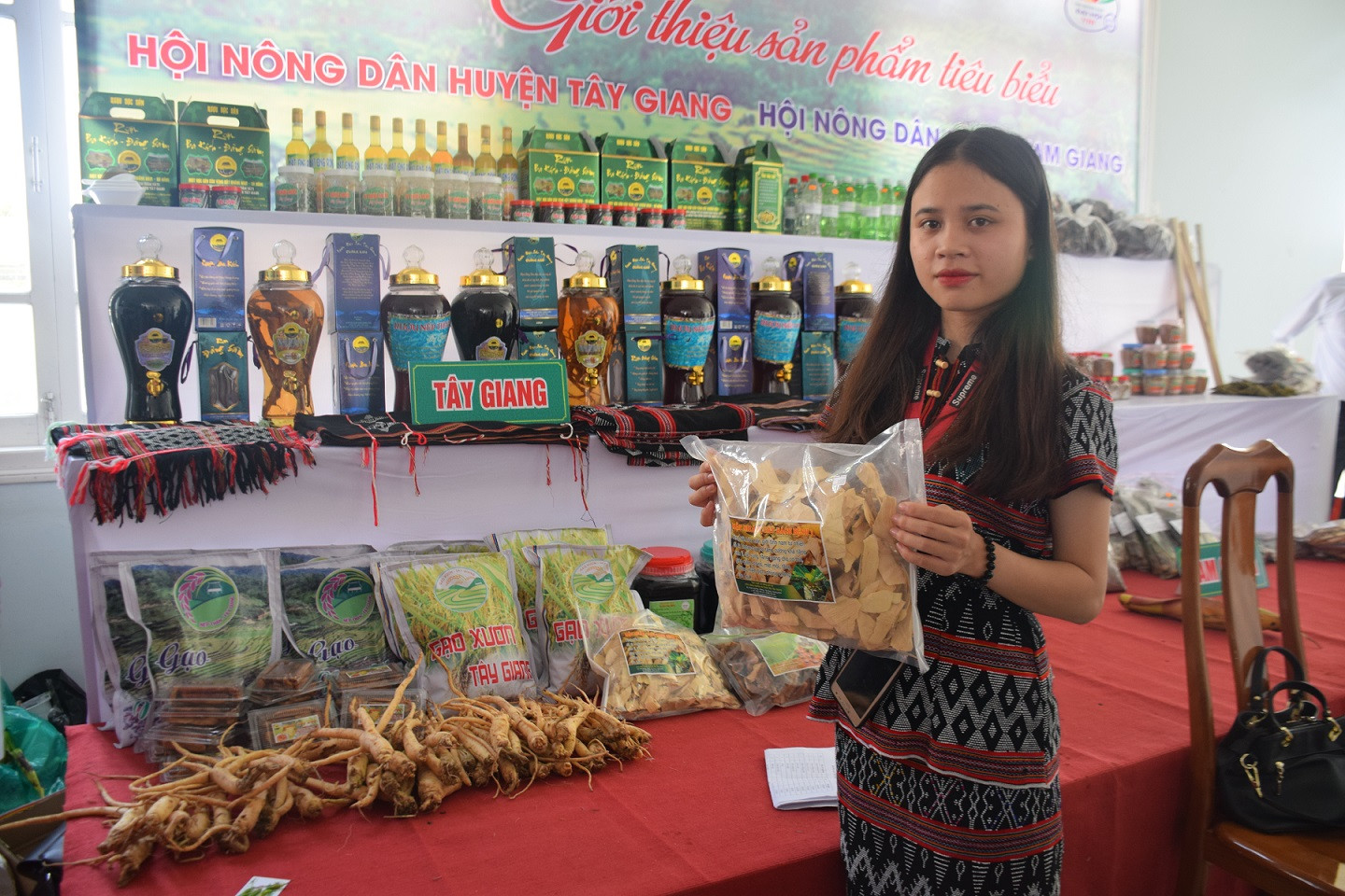 Hội Nông dân huyện Tây Giang giới thiệu một số sản phẩm tiêu biểu của đơn vị mình 