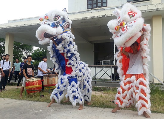 Đội lân khối Lý trường THPT chuyên Nguyễn Bỉnh Khiêm luyện tập sau giờ học. Ảnh: T.Q