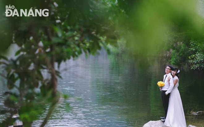 Khung cảnh non nước hữu tình của hồ Xanh là lựa chọn của rất nhiều đôi uyên ương khi đi chụp ảnh cưới.