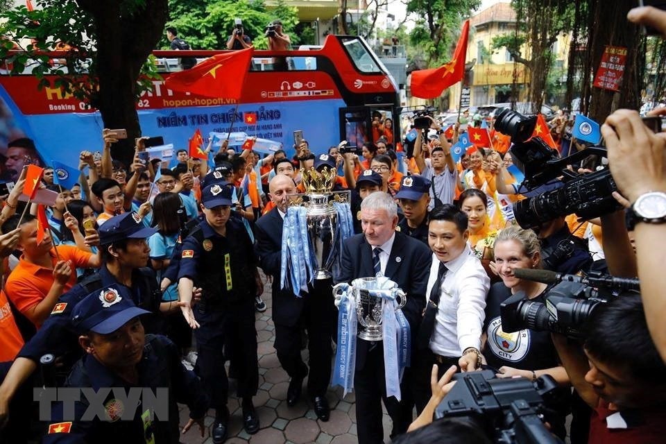 Rất đông cổ động viên đón chào hai chiếc cúp của câu lạc bộ Man City có mặt tại Hà Nội. (Nguồn: TTXVN)