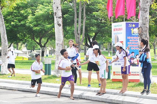 Với sức trẻ, những màn so tài của học trò ở giải Việt dã truyền thống Báo Quảng Nam hàng năm luôn diễn ra hấp dẫn. Ảnh: T.V