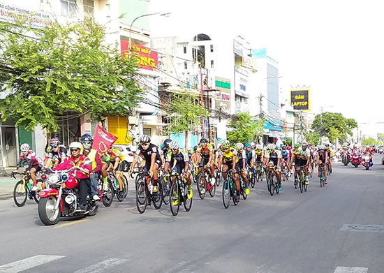 Giải đua xe đạp quốc tế Cúp Tôn Hoa Sen 2018 ngang qua TP.Tam Kỳ được nhiều người xem và cổ vũ. Ảnh: A.DÂN