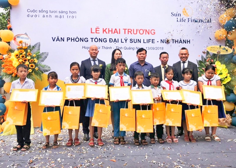 Đại diện Sun Life Việt Nam trao học bổng cho học sinh nghèo vượt khó ở Núi Thành. Ảnh: Sun Life Việt Nam