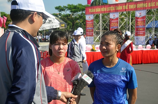 Hai VĐV Phạm Thị Huệ (bên trái) và Nguyễn Thị Oanh (bên phải) từng vô địch SEA Games nhiều năm qua tham gia giải Việt dã Báo Quảng Nam. Ảnh: A.N