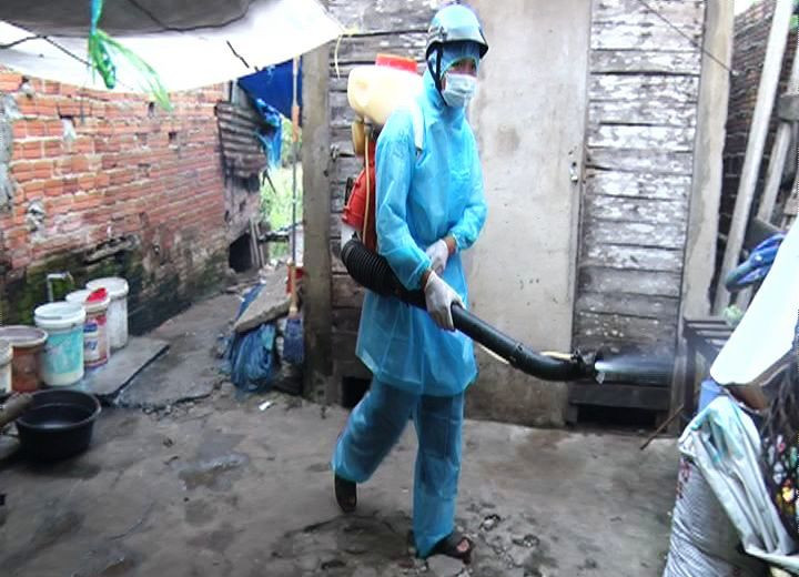 Nhân viên Trung Tâm Y tế Phú Ninh phun thuốc diệt muỗi, phòng chống sốt xuất huyến