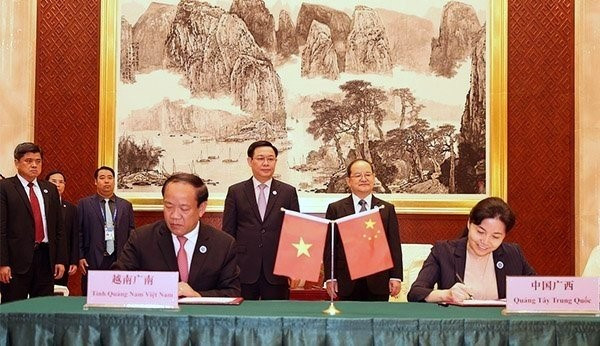 Deputy Prime Minister Hue (L) and Communist Party Secretary of the Guangxi Zhuang autonomous region Lu Xinshe at the signing ceremony (Photo: VGP)