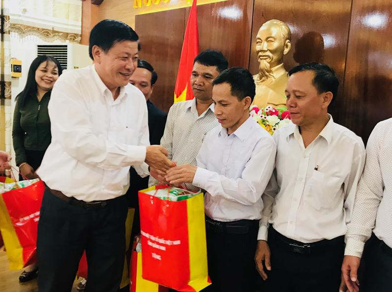 Phó Chủ tịch Ủy ban MTTQ Việt Nam tỉnh Lê Thái Bình tặng quà cho cán bộ xã Cà Dy. Ảnh: V.A